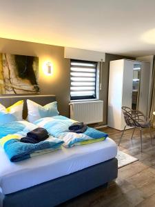 1 dormitorio con 1 cama con 2 toallas en One - ONE SEVEN en Coblenza