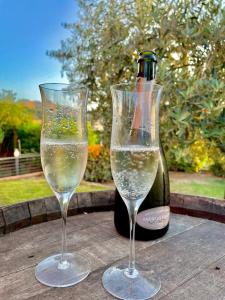 dos copas de champán y una botella en una mesa en L'Olivo nel Chianti, en Quercegrossa