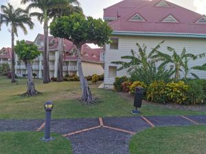 uma casa com dois parquímetros em frente em Tropik-Appart - Studio em Sainte-Luce