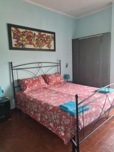 マリネッラ・ディ・サルザーナにあるLunaMarinaのベッドルーム1室(赤い掛け布団付きのベッド1台付)