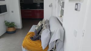 Telewizja i/lub zestaw kina domowego w obiekcie Ailana Suite Vistas al Mar y con Piscina