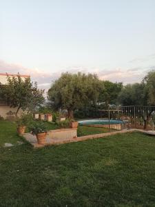 um quintal com uma piscina e uma cerca em Il colle degli ulivi em San Calogero