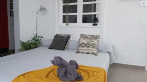 Łóżko lub łóżka w pokoju w obiekcie Ailana Suite Vistas al Mar y con Piscina