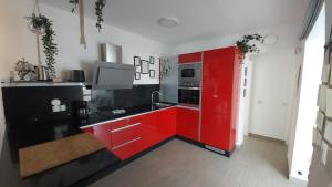 Kuchnia lub aneks kuchenny w obiekcie Ailana Suite Vistas al Mar y con Piscina