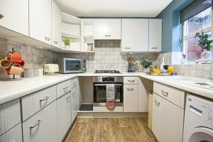 O bucătărie sau chicinetă la Tattenhoe House with Free Parking, Fast Wifi, Garden and Smart TV by Yoko Property