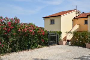 ein Tor vor einem Haus mit rosa Blumen in der Unterkunft Villa Vinki in Vinkuran