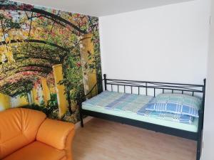 een slaapkamer met een bed en een muurschildering bij Gästehaus an der Warnow in Schwaan