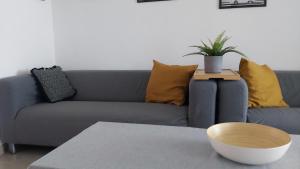 Część wypoczynkowa w obiekcie Ailana Suite Vistas al Mar y con Piscina