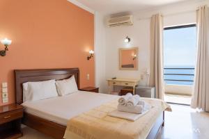 Llit o llits en una habitació de Arilla Beach Hotel