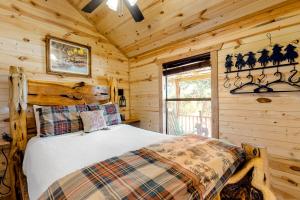 1 dormitorio con 1 cama en una cabaña de madera en River's Sky View Lodge en Fredericksburg
