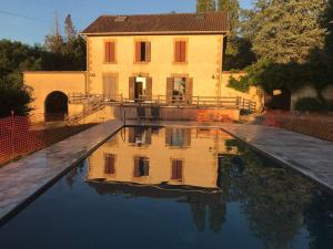 a reflection of a building in a pool of water at Dordogne, Le Cambou, 5 ch avec piscine et terrain 3 ha in Vergt-de-Biron