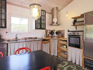 La cuisine est équipée d'une table, d'un évier et d'un réfrigérateur. dans l'établissement 6 person holiday home in Dronningm lle, à Gilleleje