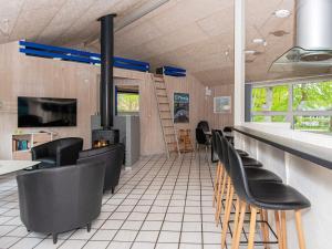 Salon ili bar u objektu 10 person holiday home in Glesborg
