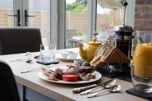 uma mesa com um prato de comida para o pequeno almoço em Tresithick Vean Bed and Breakfast em Truro