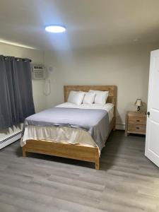 1 dormitorio con 1 cama grande con almohadas blancas en Yankee Clipper Resort Motel, en Wildwood Crest