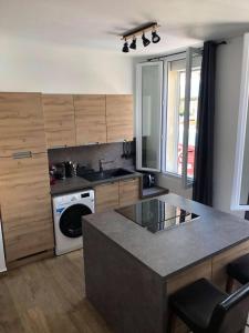 uma cozinha com um balcão, um lavatório e uma máquina de lavar louça em Toulon - Appartement - 6 pers - 2 ch em Toulon