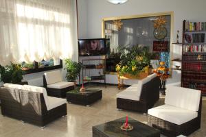 sala de estar con muebles y TV en Hotel Mediterranée, en Spotorno