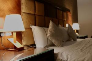 فندق درة الرؤية في جدة: غرفة نوم بسرير ومصباحين على طاولة