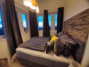 ein Schlafzimmer mit einem großen Bett und einem großen Fenster in der Unterkunft Bredeney View in Essen