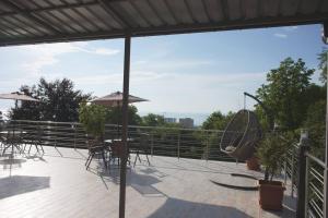 Balkoni atau teres di nira hotel