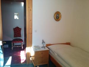 Rúm í herbergi á Hotel Croix d'Or et Poste - Historisches Hotel