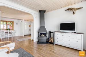 TV a/nebo společenská místnost v ubytování Ekudden. Idylliskt nära sjö. Egen strand. + 6 fotografií
