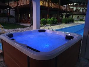 Bazén v ubytování Etno Selo VRELO & Camping nebo v jeho okolí