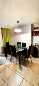 arriendo para turistas en la serena في لا سيرينا: غرفة طعام مع طاولة وكراسي سوداء