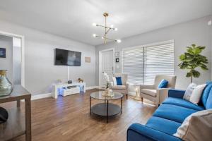 - un salon avec un canapé bleu et une table dans l'établissement Vacation Home to yourself 2 bedrooms 1 bathroom, à Fort Lauderdale