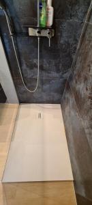 Un baño con suelo blanco y ducha. en APARTAMENT SORENTO 37, en Gorzów Wielkopolski 3 fotos más