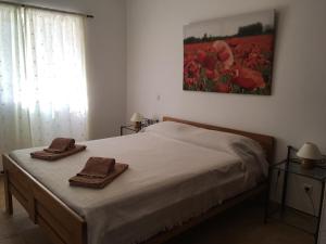 ラゴスにあるCasa Guerreiroのベッドルーム1室(ベッド1台、タオル2枚付)
