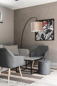 sala de estar con mesa y 2 sillas en PARK 21 en Lypnyky