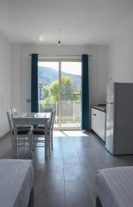 Nespecifikovaný výhled na hory nebo výhled na hory při pohledu z aparthotelu