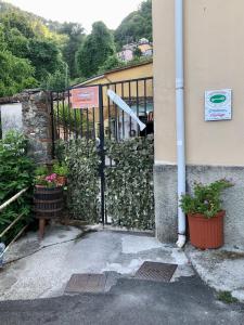 an entrance to a building with a gate with plants at Affittacamere l'Acciuga in La Spezia