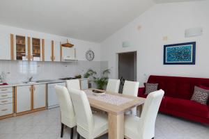 Una cocina y una sala de estar con una mesa y sillas de madera. en Panorama Apartment, en Bol 12 fotos más
