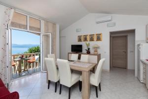 Una cocina y un comedor con mesa y sillas. en Panorama Apartment, en Bol