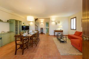 sala de estar con mesa de comedor y cocina en La Casa di Claudia en Gubbio