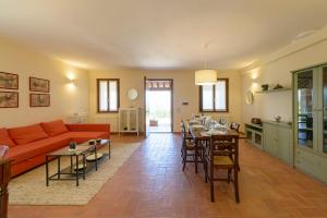 sala de estar con sofá rojo y mesa en La Casa di Claudia en Gubbio
