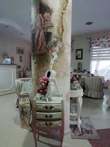 een kamer met een dressoir en een schilderij aan de muur bij Guest House Orchidea in Pomorie