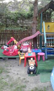 Lasten leikkialue majoituspaikassa Willa Sara II