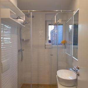 La salle de bains est pourvue d'une douche en verre et d'un lavabo. dans l'établissement Villa Maboka, à Zadar