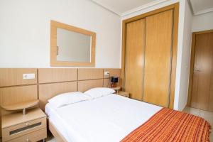 Ein Bett oder Betten in einem Zimmer der Unterkunft Apartamentos Be Suites Mar de Azahar