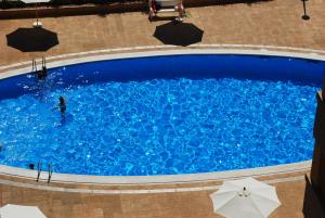 Der Swimmingpool an oder in der Nähe von Apartamentos Be Suites Mar de Azahar