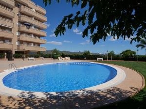 ein Schwimmbad vor einem Gebäude in der Unterkunft Apartamentos Be Suites Mar de Azahar in Oropesa del Mar