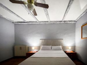 Posteľ alebo postele v izbe v ubytovaní Casa El Arrabal, casa con chimenea, piscina y patio