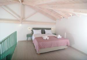 een slaapkamer met een bed met twee knuffels erop bij Isavella's apartments under the castle in Kalamata