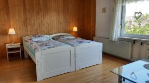białe łóżko w pokoju z oknem w obiekcie Apartmán Levandule w mieście Mikulčice