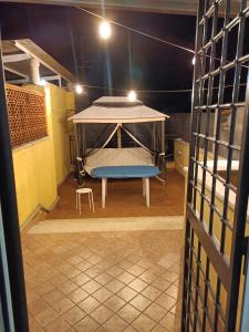 pokój z namiotem i ławką w środku w obiekcie Hakuna Matata ,grazioso appartamento in centro w mieście Caserta