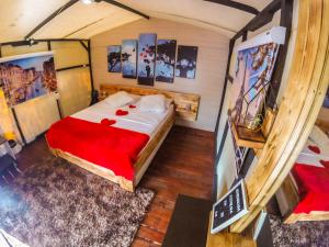 ein Schlafzimmer mit einem großen Bett in einem Zimmer in der Unterkunft Glamping Adrenalina Extrema in San Agustín