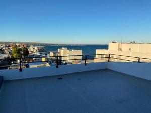 Meerblick vom Dach eines Gebäudes in der Unterkunft Departamento frente al mar. Terraza y cochera privadas. Parrilla. in Puerto Madryn